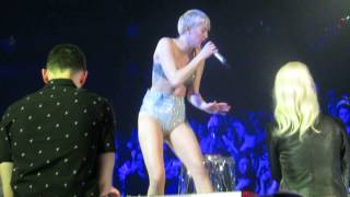 It Aint Me Babe  Miley Cyrus  Chicago  3714 [upl. by Arquit933]