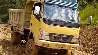 Truk Hdx 4x4 Melewati Tanjakan Tanah Merah Di Perbatasan Puncak Jaya Papua [upl. by Nassir580]