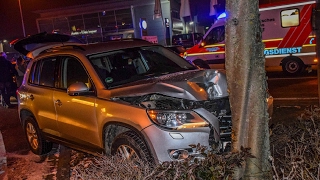 HORROR AM STEUER BEWUSSTLOS PKW rast in stehende Fahrzeuge  Baum FAHRER SCHWERVERLETZT [upl. by Ab]