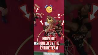 LeBron just saved them a timeout 🤣 nba nbashorts lebron lebronjames lakers nbahighlights lal [upl. by Auos]