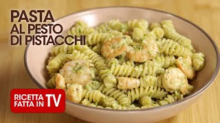 PASTA AL PESTO DI PISTACCHI E GAMBERI di Benedetta Rossi  Ricetta TV Fatto in Casa per Voi [upl. by Cid]