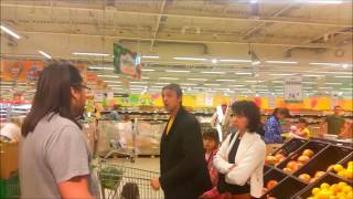 Padre picchia la figlia al supermercato [upl. by Anauqal]