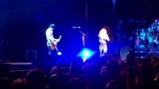 Avril Lavigne  Complicated en vivolive at Montreal [upl. by Lora]