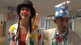 Clown in corsia quando in ospedale mi scappa da ridere [upl. by Sanfourd792]