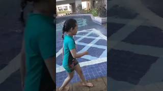 Bermain di kolam renang anak anak takut ada air berputareleanor rania [upl. by Notak]