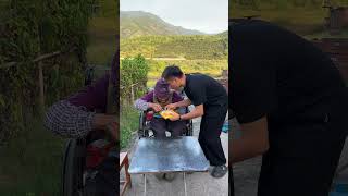 Lao Shi eats raw noodles My rural life Caring for the elderly [upl. by Tonry]