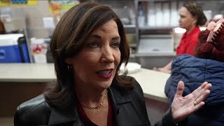 La gobernadora Kathy Hochul apoya a la comunidad puertorriqueña [upl. by Xonnel]