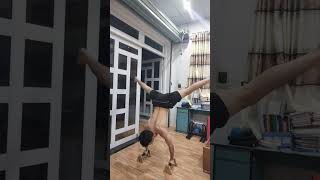 Straddle handstand push up calisthenics streetworkout [upl. by Annabel77]