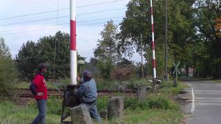 Lustiger Sketch an einer Bahnschranke  Wie hoch ist eine Bahnschranke [upl. by Nosille]