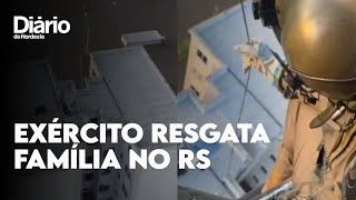 Exército resgata família em telhado de prédio no Rio Grande do Sul [upl. by Cleopatra]