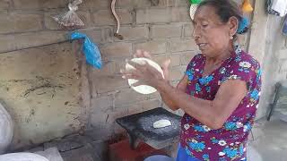 HACIENDO TORTILLAS DE MAIZ A MANO EN COMAL DE BARRO CON LEÑA  DOÑA LUPITA [upl. by Hoopen803]