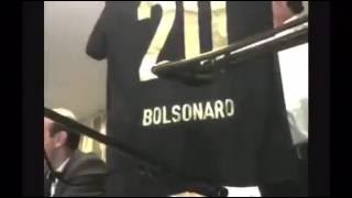 Jair bolsonaro ganha camisa do Botafogo e quotbrinca ganhei mais um processoquot [upl. by Lavery]