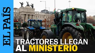 ESPAÑA  Una quincena de tractores protestan en la sede del Ministerio de Agricultura  EL PAÍS [upl. by Remsen]