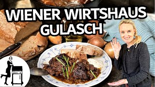 Wiener Wirtshausgulasch  Dutch Oven Gulasch kochen  Die Frau am Grill [upl. by Josselyn]