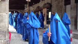 Procession des Pénitents bleus à VillefranchedeRouergue [upl. by Nelluc]