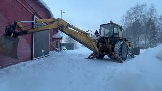 Valtra 815 osuko seinään Did the bucket hit the wall [upl. by Davena]