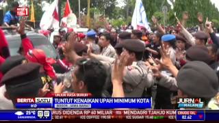 Dua Massa Aliansi Buruh Saling Serang Saat Demo [upl. by Lammaj40]