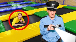 CACHECACHE CAMOUFLER EXTRÊME DANS UN TRAMPOLINE PARK AVEC LAGENT DE SÉCURITÉ [upl. by Leuamme]