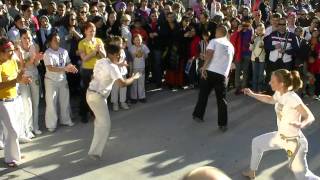 Capoeira nas ruas de Vancouver durante as Olimpíadas de Inverno 2010 [upl. by Etiragram]