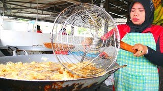 INSANE Malaysia STREET FOOD tour in JOHOR 100 YEAR OLD bakery and UNREAL banana fritters [upl. by Byran]