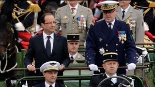 Premier défilé du 14 juillet pour le président Hollande [upl. by Fabozzi335]