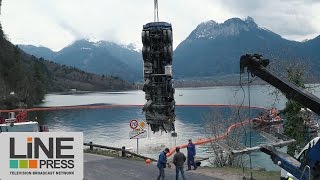 Relevage dun camion dans le lac dAnnecy  TalloiresMontmin 74  France 22 mars 2017 [upl. by Gniy]