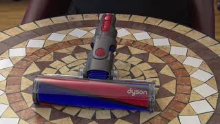 Dyson V11 Absolute Pro  Reinigung der Elektrobürste mit Softwalze [upl. by Thomson547]