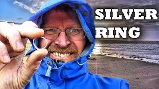 Minelab Equinox 800 Metal Detecting GOLD mode amp Beach mode Finds Ring [upl. by Akinam618]