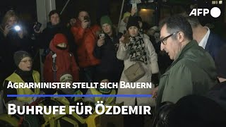 Buhrufe für Özdemir  Agrarminister stellt sich Bauern  AFP [upl. by Kuska535]