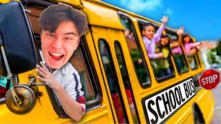 Rijden in een SCHOOLBUS 😱 [upl. by Meingoldas]