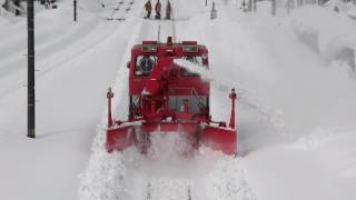 排雪モーターカーの除雪作業 大雪の高山本線 笹津駅 2012129 Rotary Snowplow [upl. by Desdamona550]