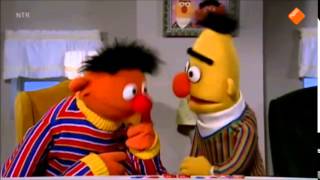 Bert en Ernie doen het wat komt er nu spel [upl. by Evelyn919]