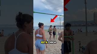 Esta Chica Confiando en Su Físico Atlético 💪 Retó al Chico en la Playa 😎 [upl. by Orthman]