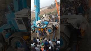 Accident mein container ke niche gadi aur motorcycle a Gai jiske 😭😭😭😭😭 [upl. by Onid]