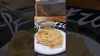 SPAGHETTI AGLIO OLIO E PEPERONCINO IN 10 MINUTI ricetta aglioolio food [upl. by Nagn]