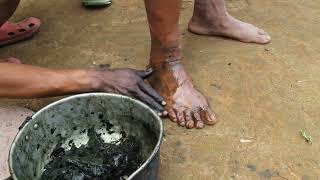 How they paint their feet with black vegetable dye in the Colombian Amazon [upl. by Anuhsal]