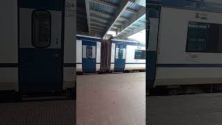 VANDE BHARAT EXPRESS AUTOMATIC DOOR CLOSE🔥 [upl. by Wolfort]