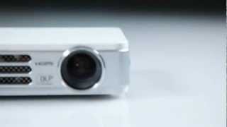 Español Introducing the Qumi LED HD Pocket Projector [upl. by Piane]