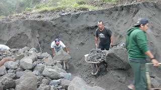 Look at them finding the best quality black sand the process of separating black sand and rocks [upl. by Renner200]