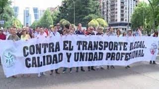 Taxistas toman la Castellana por su malestar con Uber [upl. by Cartwright]