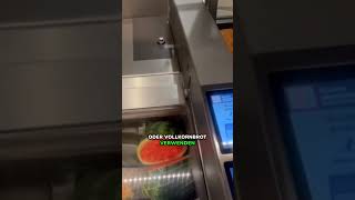 Kunde verwendet Brotschneidemaschine um damit Wassermelone zu schneiden shorts news [upl. by Eelyak]