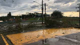 Vídeos mostram força do temporal e estragos na região [upl. by Nahtaneoj310]