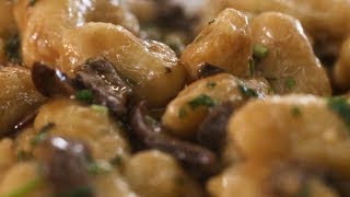 Gnocchi de piñón con salsa de hongos  Carlo Cocina [upl. by Eirehc]