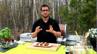 Recette de brochettes de cheddar tomates olives noires et huile de basilic au BBQ [upl. by Ssalguod]