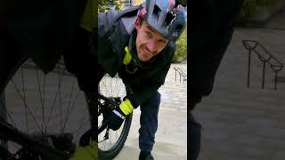 impressionnant  ce VTT remonte des escaliers  shorts [upl. by Marrin]