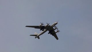 Bombardieri strategici russi in volo sulle acque internazionali vicino allAlaska [upl. by Icyaj]