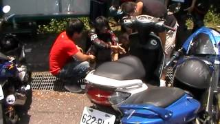 北宜 BeiYi 33k 2012 07 08 11h41 Small motorcycle crashes into parked scooters [upl. by Bonnes72]