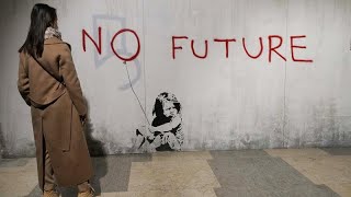 Bansky arrivaalla Stazione Centrale di Milano [upl. by Ainoval]