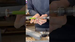 Stylo en acajou et en corian vert artisan wood chill woodworking tips tools pencil [upl. by Airamasor]