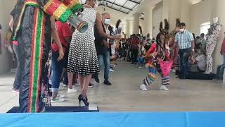 Niños de San Pedro bailando al ritmo de los guloyas [upl. by Ettenil]